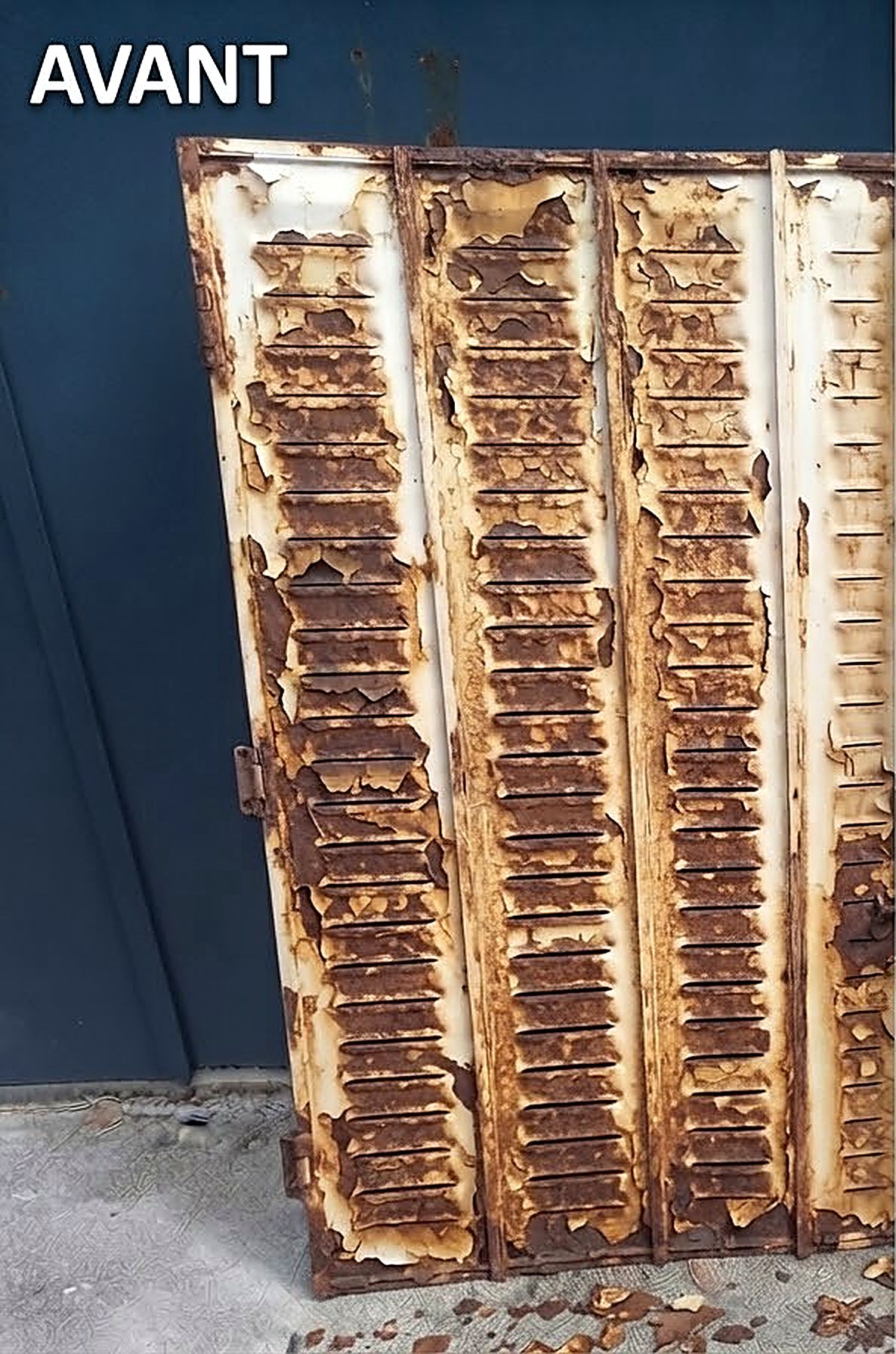 Avant rénovation : persienne en fer rouillée, cloquée et rongée par la corrosion