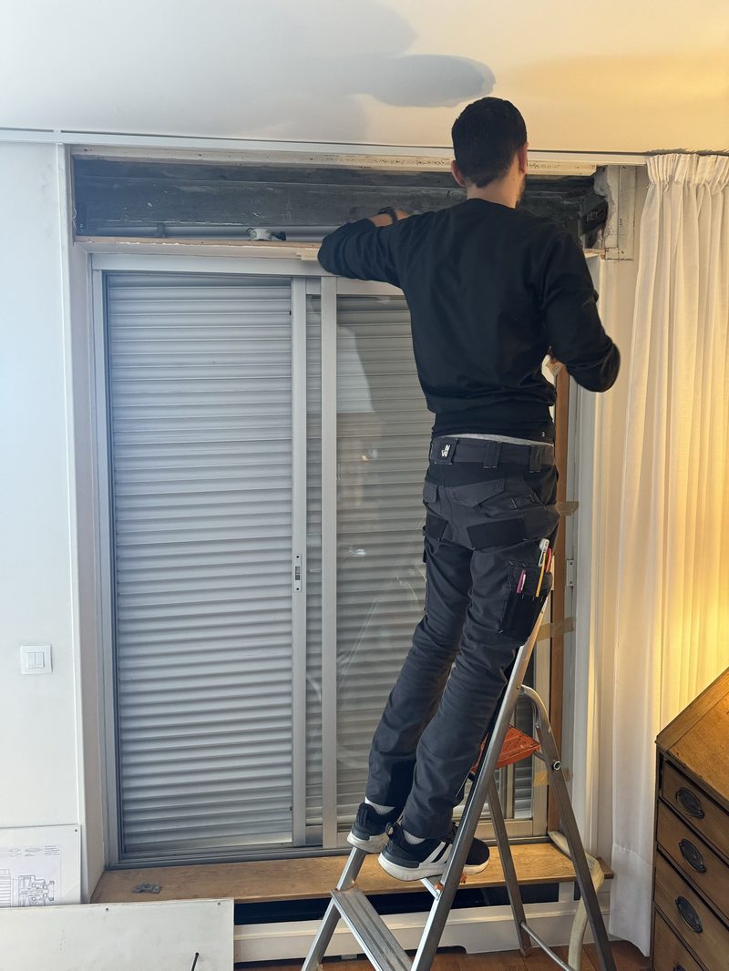Remplacement de mécanisme de volet roulant à domicile à Montreuil (93) — réparateur volet roulant, dépannage, réparation, motorisation, installation, Île-de-France — Paris 13e Place d'Italie, Paris 14e Montparnasse, Paris 15e Vaugirard, Paris 16e Trocadéro